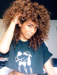 beautiful naturally curly hair. All that volume! >>> LOVING EVERYTHING THE CURLS AND THE COLOR, BELLA <<<