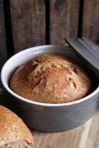 Es gibt doch nichts besseres, als frisch gebackenes Brot, oder? Ich liebe es, wenn es noch lauwarm ist und beim zusammendrücken die Kruste leise knistert. Auf mein frisch gebackenes Brot kommt dann nur etwas Butter (Alsan) und Salz. Mehr brauche ich nicht, um glücklich zu sein. Da mir ein Brot vom Bäcker meist zu viel ist (ja, auch die kleinen), habe ich mir vor kurzem zwei kleine Keramik-Kasserollen mit Deckel gekauft, in denen ich nun immer zwei Brote backen kann. Eins friere ich dann direk...