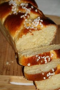 Si il y a bien une brioche qu'on réussi à tous les coups, et sans efforts particuliers, c'est celle-ci. Si vous fréquentez les blogs de cuisine, peut-être l'avez-vous déjà aperçue ;) Il vous faut : 260 g de farine t45 50 g de sucre en poudre 1/2 cac de...