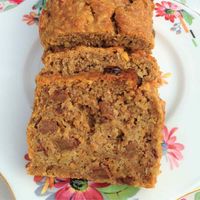 This healthy carrot, apple and sultana loaf is made with no added sugar. A healthy carrot cake with a deliciously moist texture.