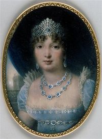 Caroline wears a plain blue dress adorned with a jeweled belt, modesty piece, chérusque, and a sapphire parure. The modesty piece and cherusque share a triangular saw tooth design.