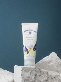 ⭐️ Deze innovatieve exfoliërende scrub verwijdert dode huidcellen en onzuiverheden die de poriën verstoppen, zodat je teint er glad en stralend uitziet. Brighter Day Exfoliant Scrub ⭐️Deze formule maakt met dubbele werking gebruik van granaatappelenzymen om de dode huidcellen los te maken en verwijderen natuurlijk exfoliërende mineralen de dode huidcellen van je huid. ⭐️De combinatie van zowel een enzymatische als fysieke peeling verwijdert dode huidcellen effectief