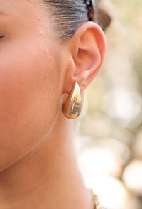 Craquez pour ces boucles d’oreilles en goutte qui deviendra la pièce incontournable de vos tenues. Hauteur : 3cm Largeur : 1,8cm