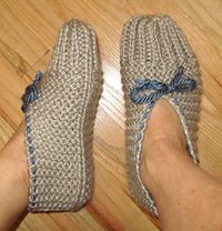 These slippers are really easy & you can make them in just hours! Great for using leftover yarn. I used a bulky yarn which makes them super soft & cozy.