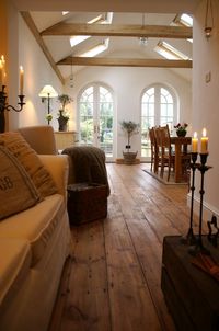 Those wood floorboards!! <3