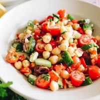 This easy Mediterranean Chickpea Salad Recipe is packed with healthy ingredients like chickpeas, cucumber, cherry tomatoes and bell peppers.