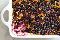 This 4-Ingredient Blueberry “Dump Cake” Doesn't Even Last 10 Minutes in My Home