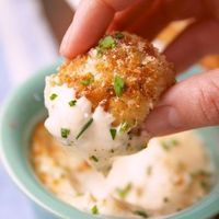 Mini crab cakes that you won't be able to stop eating. #food #appetizers #party #easyrecipe #recipe