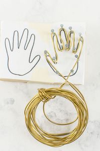 Make your own brass hand earrings with this tutorial #DIY