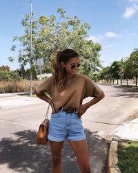 30 Simple Spring Outfits With Shorts » Lady Decluttered