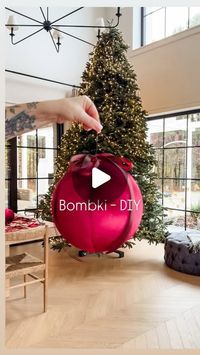 Kasia Stefaniak, inspiracje, dom, ogrod, farmhouse on Instagram: "Choinkowe Diy - moj pomysł na tegoroczną choinę prezentuje się tak 🎄Narobiłam się jak głupia 😜 🙈ale było warto ! wiedziałam jak chce żeby wyglądała 🎄ale nigdzie nie mogłam znaleść odpowiednich bombek wiec postanowiłam zrobi je sama i reaktywować diy z przed ponad 10 lat. Szablon zrobicie bez problemu , najlepiej pokombinować na ręczniku papierowym 
Kule styropianowe muszą być pełne ( te puste się nie nadają ) bo trzeba je naciąć . Welurowa tkanina jest elastyczna i łatwo ją dostosować do kuli 
Średnica moich bombek : 15, 18, 20 i 25 cm 
mam tutaj ok 40 bombek . 

Co myślicie o takich dekoracjach hit czy kit ? 

Bombki • dekoracje • choinka • diy 
#bombki #bombkiręcznierobione #diy #diyhomedecor #diyprojects #mydiy #chris