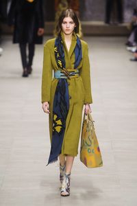 how to wear a scarf - burberry f14