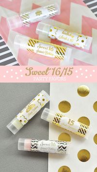 Dulce 16 favores es fáciles con estos bálsamos personalizados con etiquetas personalizadas - una idea de favor único dulce dieciséis! Estos favores bálsamo para labios brillante elegante son perfectos para tu tema de color de rosa y oro sweet 16! Personalizados metálicos oro y plata papel de bálsamo labial tubo son todo natural e impregnada de aceites orgánicos y manteca de karité. Seguramente hará que sus huéspedes sentir mimado; Este es un favor que no dejan atrás! Cada bálsamo labial viene...