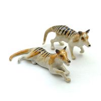 Animal Type : Thylacine Tasmanian Tiger Piece(s) in set : 2 Standing Height : approx. 4.5 cm. Length : approx. 7.8 cm. Lying Down Height : approx. 3.2 cm. Length : approx. 8.9 cm. Material : Ceramic Hand-Painted on Ceramic Made in Thailand