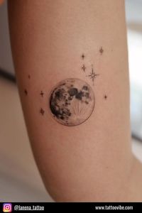 The best thing about tattoos is that you can choose whether they’ll be dark or light. Here we have a realistic tattoo that’s much lighter than the previous one, but it’s still obvious what the tattoo is representing. With the little stars around it, it even looks magical.