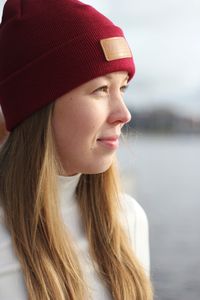 Spring and summer beanie look for women. Burgundy and white outdoor outfit for Women.