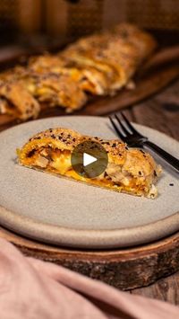 44K views · 3.4K reactions | Schneller Kürbisstrudel 🎃 @anna.elisie 

✅ Gerade beschäftigt? Speicher dir den veganen Strudel einfach für später. 

Was hier ein veganer Kürbisstrudel geworden ist, sollte eigentlich eine andere Form bekommen, im Bastelvorgang ahnte ich allerdings schnell, dass das ursprüngliche Vorhaben wohl einer anderen Herangehensweise bedürfte.

Schnell umgedacht fand ich mich am Ende einem der leckersten herzhaften Strudel gegenüber, den ich je gegessen habe. So einfach und so schmackhaft!!

🏷️ Tag gerne mich gerne wenn du das Rezept ausprobierst, ich freu mich riesig über dein Feedback! ❤️

Ich habe den Strudel, auf Grund meiner Ungeduld (und meinem Hunger) direkt angeschnitten, wenn Mensch 10 Minuten warten kann, lässt er sich mit einer Brotsäge perfekt schneiden un