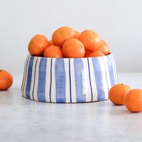 This serving bowl with a lovely striped design by Casa Cubista can be use to serve salads, fruits or just as a decorative object. Unique and versatile, each piece is hand painted by local pottery crafters.