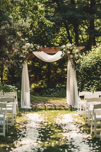 Discover elegant and romantic garden wedding ideas to make your ceremony unforgettable. 🌷💕