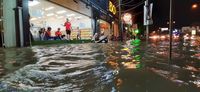 High tide sinks Ho Chi Minh City, Mekong Delta localities | Tuoi Tre News -