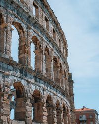 Roma? No, Pula! 🇭🇷 La protagonista indiscussa della città è sicuramente l’Arena romana, situata proprio nel cuore di Pula, ben conservata e utilizzata anche per concerti estivi. 🏛️ Ma la città è bella in ogni sua parte, soprattutto quando scoperta al tramonto: il gioco di luci e ombre nelle città croate, con gli edifici realizzati impiegando la splendida pietra bianca d’Istria, è davvero magico. ✨ Qual è il momento che preferisci per visitare una città? Fammelo sapere nei commenti 👇 #pula...