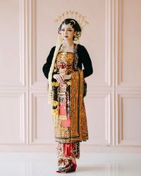 baju adat Jawa. Pakaian tradisional Indonesia. Javanese traditional clothes. Pic from instagram: pujapuji_99 #culture #budaya #batik #costume #outfit #bride #bridal #asia #dress #ancient