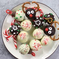 These Oreo Truffles for a holiday classic with these adorable reindeer, ugly sweater, peppermint and ornament designs. Perfect for holiday parties, DIY gift ideas and sharing with family and friends. A great kids craft activity.