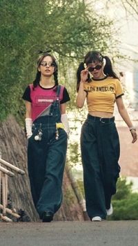 Visit "Heartafact.com" for 90s hip hop outfit ideas for men & women. Whether it's outfits for 1990s party, vintage 90s clothes, 90s street fashion, 90s looks hip hop fashion, grunge 1990s street style outfits, casual or formal, men's 90s outfits for summer, fall, old school outfits, throwback outfits 90s, 90s male fashion inspo aesthetic 90s mens fashion, we've got all the 90s fashion aesthetic covered. #90saesthetic #90soutfits #1990styleoutfits #90shiphopfashion #mensoutfitideas #outfitsformen