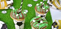 Rezeptideen und Tipps für einen Fußball-Geburtstag ✓ Rezepte ✓ Einladungen ✓ Dekoration ✓ Spiele ✓ Mit der Fußball Party... in a box bist Du perfekt vorbereitet und Dein Event wird zum Volltreffer. einfach. schön. feiern. www.inabox.de