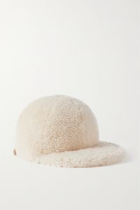 Chloé's baseball cap is made from plush shearling that'll keep your head warm and protected against the elements. The breathable linen lining and adjustable leather tab ensure a comfortable fit.