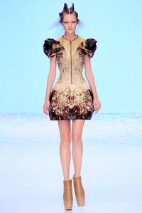 Alexander McQueen Spring 2010 Ready-to-Wear Fashion Show - Imogen Morris Clarke