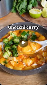 287K views · 15K reactions | VEGANUARY 24/25 🌱 
25 recipes in 25min: 5min gnocchi curry 🍛

Gnocchi in curry? If that sounds too wild for you, you can simply use udon noodles instead, but I really like this combination! 🤤 
RECIPE (2 servings, 5min preparation time):
-300g gnocchi
-300g of your favorite veggies mix (or fresh veggies if you‘ve got more time)
-200g tofu of your choice 
-1 tbsp red curry paste
-200ml canned coconut milk
-150ml water
-Juice of half a lime
-Salt to taste
Put everything in a pot, cover and simmer for about 5 minutes and then stir well.
Top with cucumber, cilantro, lime or anything else you like. Enjoy! 🫶
-
VEGANUARY 24/25 🌱 
25 Rezepte in 25min: 5min Gnocchi-Curry 🍛

Gnocchi im Curry? Falls das zuuu wild für dich klingt kannst du auch einfach Udon Nudeln neh