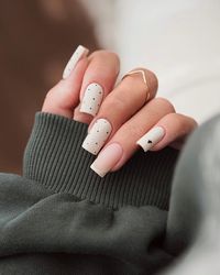 🖤 Dive into the bold contrasts of 40+ cream and black nails. Dramatic designs in acrylic, available in square, coffin, and almond shapes, offer a classy yet edgy look. Get inspired by these gorgeous beige nail designs and art to find the perfect manicure for you!