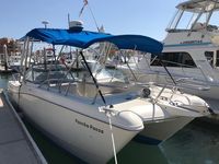 Embarcación tipo lancha catamaran 25 ft de largo 10 ft de ancho Capacidad: 8 pax Velocidad: 22 nudos Marca: WorldCat Material del Casco Catamarán del año 97 Tiene dos motores fuera de borda marca Honda 130 HP, sólo tiene descubierta la parte de atrás, una silla de pelea, un baño, vivero, cajón de pesca openbow, trolea con cuatro líneas, sistema de sonido y capitán.