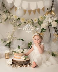 White Flower Smash, White Flower Cake Smash, White, Cream, Cake Smash Inspiration, Girls Cake Smash,