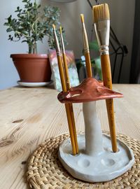 Mushroom pen and brush holder will enhance the aesthetics of any room within your home! 🍄🌱 It is made out of clay, painted and glazed. Check it out on etsy shop: KBmushROOM!💖 #mushroom #clay #gift #handmade