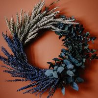 Lavender, wheat and baby eucalyptus wreath. Recommended for indoor use. Please keep in mind that our wreaths are handmade and that every creation is unique. Dimensions: 14"