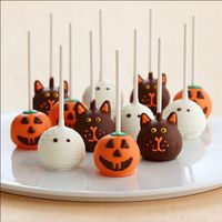 Handmade #Halloween Cakepops! See More of The Yummiest Halloween Treats on: http://blog.gifts.com/holidays/the-yummiest-halloween-treats