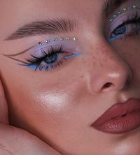 Blue is the color of tranquility and depth, perfectly captured in this eye makeup. The blue eyeliner, sharply winged, adds a dramatic flair, while the lilac eyeshadow softens the intensity, creating a harmonious balance. Rhinestones placed strategically above the crease add a touch of glitter, enhancing the overall inspired blue vibe. This look channels Jules’ playful yet sophisticated style, making it perfect for those wanting to embrace their inner euphoria goddess.   Photo credit by: @jantoski23