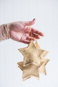 Deck the halls with these beautiful and simple DIY gold leaf star ornaments. Get the tutorial and hundreds of Christmas ideas at The Sweetest Occasion!