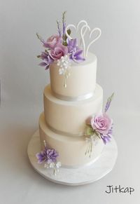 how to make your own wedding cake Ever thought of baking and decorating your own wedding cake. DIY wedding cake sounds like a challenge but seems to be super exciting. Here are a few wedding cake tutorials and inspirations that will guide you through the process of creating a stunning wedding cake without much drama #DIY #diy #weddingcakes #diyweddingcake #howtomake #buttercreamcake #fondantcake