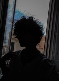 shadow Trans masc no binary androgynous curly hair mullet haircut teen boy photo idea drawing reference fairy core elf punk rock alt style aesthetic photo mirror selfie capelli castani cioccolato caldo taglio di capelli Brown hair Eyeglasses haircut