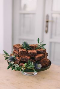 Keep your modern elopement or micro wedding minimal with a a desser ttable full of brownies and with a touch of greenery to dress it up. Click through for more wedding cake flavors and inspiration. #weddingcakes #chocolatebrownies #brownieweddingcake #cakeflavors #elopement #microwedding