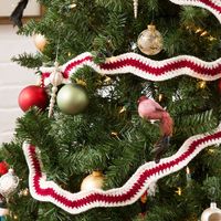 Free Easy Crochet Décor Pattern For HomeThe centerpiece of a holiday home is the Christmas tree, so bring it to life with this warm crochet garland. Using any 2 shades of Red Heart Super Saver, stitch a few rows of simple ripples to garnish your tree. This clever project can be customized with neons, pastels, classic shades, or any color that matches your decorations. The possibilities are endless, so add a personal touch that has meaning to you!Material NotesEverything you need to make your new project is included in this kit! Time to get stitching, and don’t forget to share your progress!