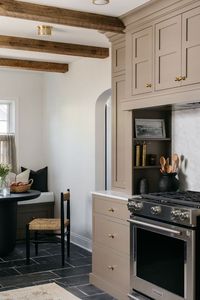 I adore these kitchen details, they make this kitchen remodel look so good! I have to find this exact kitchen decor