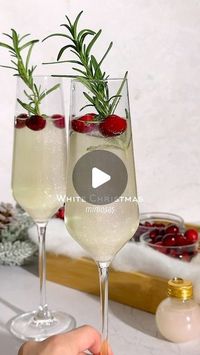 Kelly Pettit on Instagram: "Anyone else in full-on Christmas mode already? ❄️ sharing my White Christmas Mimosa idea from last year again because it was such a hit! ✨ & when it comes to holiday hosting, sometimes the easier the better 🥂

Glasses, ornament bulbs, and edible glitter are all linked in my Amazon storefront under the “Holiday Hosting Must-Haves” idea list!

Here’s what you’ll need:
White cranberry juice
Silver edible glitter (linked in my Amazon storefront)
Ornament shot glasses (linked in my Amazon storefront)
Champagne/sparkling wine
Rosemary and cranberries (for garnish)

Keep glasses and champagne (chilled) to the side and let guests build their own mimosas!

#christmas #drinkideas #holidaycocktails #cocktailrecipe #cocktailideas #holidaydrinks #holidaycocktails #christmas