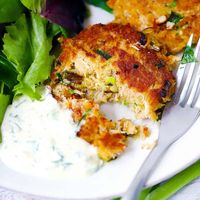 This easy crab cakes recipe uses any kind of crab meat you want - lump, claw, canned or fresh - for a simple seafood recipe you'll love!