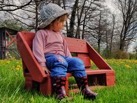 Im eigenen Garten toben und spielen – was gibt es Schöneres für kleine Entdecker? Mit unserer liebevoll gestalteten Gartenbank für Kinder finden die Kleinen einen Platz zum Verweilen und Entspannen bei ihren Outdoor-Abenteuern. Aber nicht nur das: Die Bank lädt auch zum Spielen und Kreativsein ein – und das alles inmitten der Natur.