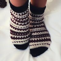 These Holiday socks are so cute and they will keep your feet warm all day. They have the “fair isle” look that we all adore during winter.  You can follow the pattern no matter if you want to make ankle socks, longer socks or even over knee socks. The pattern is available in 4 EU women sizes: 37, 38, 39, 40. Design: Catalina Ungureanu. Difficulty level: Intermediate. Crochet hook: 4 mm (US size E). #hobbiifriends #hobbiiholidaysocks #hobbiihappyfeet