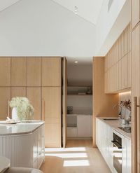 A kitchen with natural light streaming in is our kind of kitchen 🧡⁠ ⁠ The cohesiveness in this Bateau Bay kitchen is like no other and we are obsessed!⁠ ⁠ What is your favourite part of this kitchen?⁠ ⁠ Interior @huey.makes⁠ Build @gbm_building⁠ Photography @gracepicot